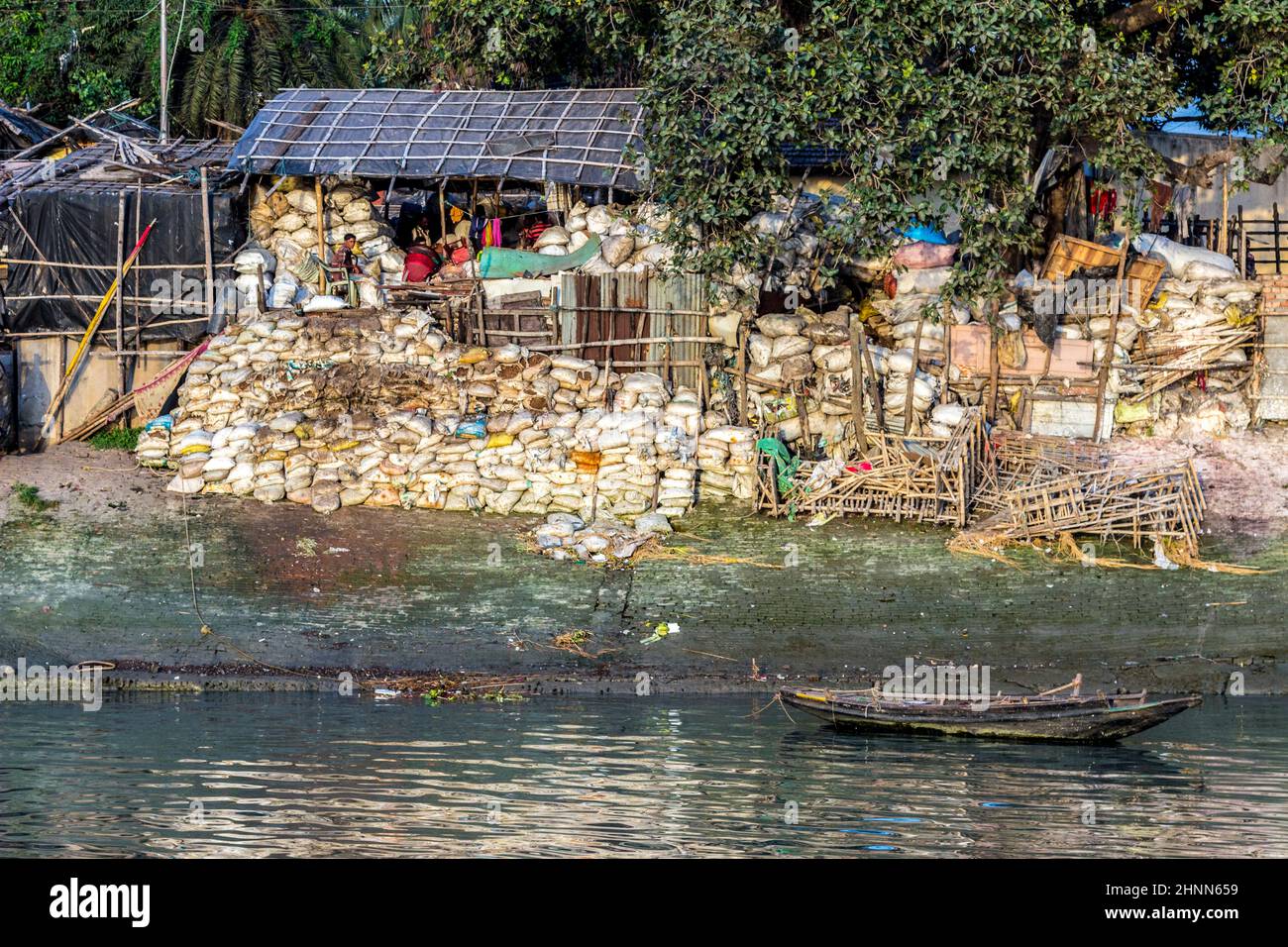 Menschen in ihren Wohnungen am Fluss Ganges. Die meisten Menschen in Kalkutta gehören zu den armen Menschen, der unantastbaren Klasse Stockfoto Menschen in ihren Wohnungen am Fluss Ganges. Die meisten Menschen in Kalkutta gehören zu den armen Menschen, der unantastbaren Klasse Stockfoto
