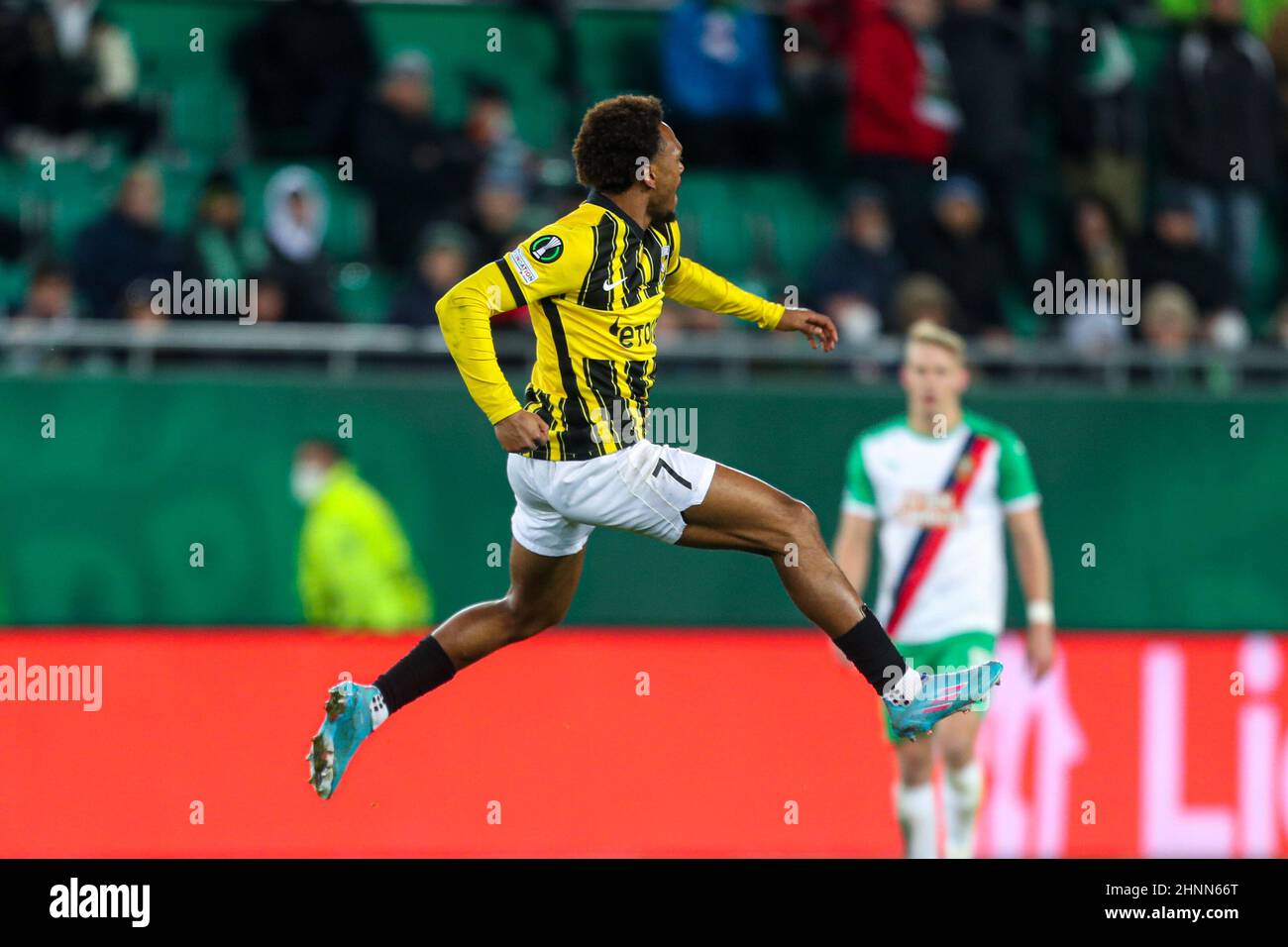 WIEN, ÖSTERREICH - 17. FEBRUAR: Lois Openda von Vitesse Arnhem feiert nach einem Tor beim UEFA Europa Conference League Spiel zwischen SK Rapid Wien und Vitesse am 17. Februar 2022 im Allianz Stadion in Wien, Österreich (Foto: Philip Bremm/Orange Picts) Stockfoto