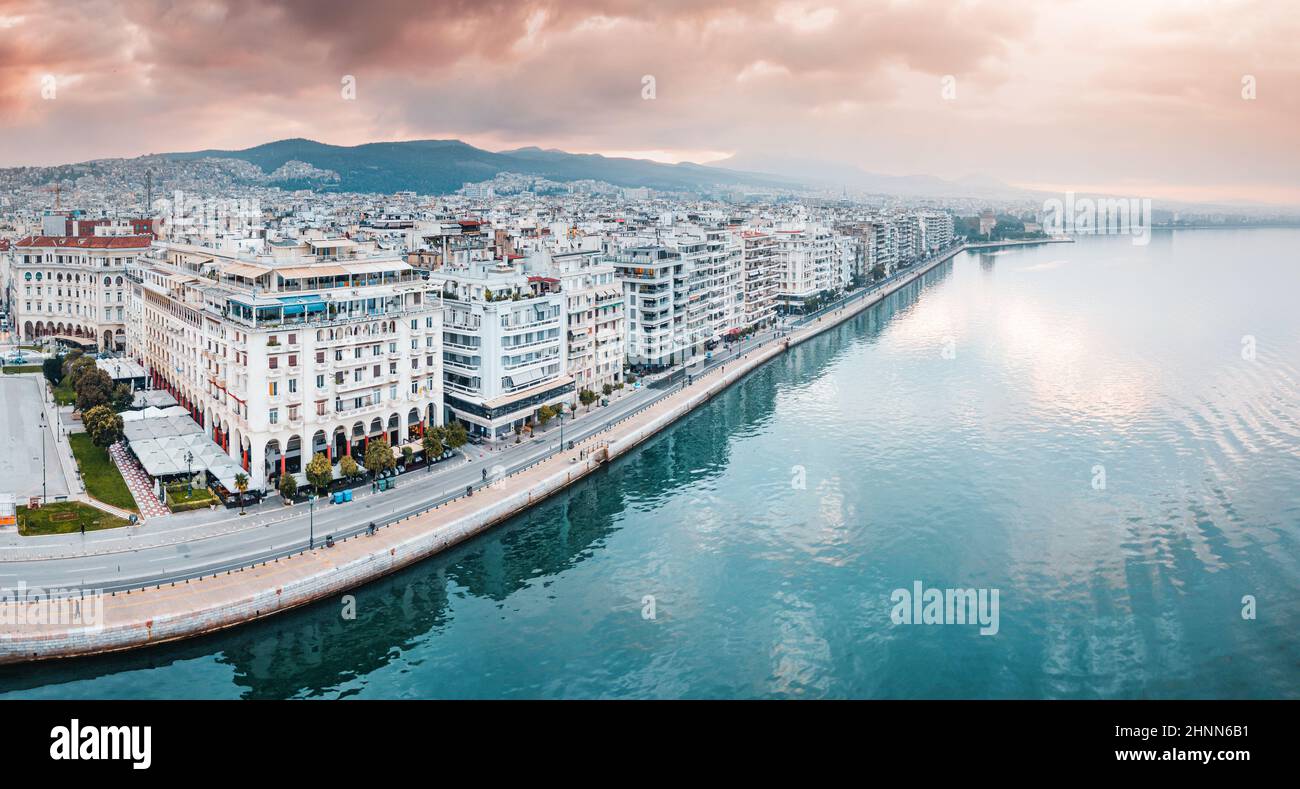 Luftpanorama über die Promenade der Stadt Thessaloniki mit Fassaden von Gebäuden und einem Fußweg entlang des Meeres. Besuchen Sie Griechenland und Sehenswürdigkeiten Stockfoto