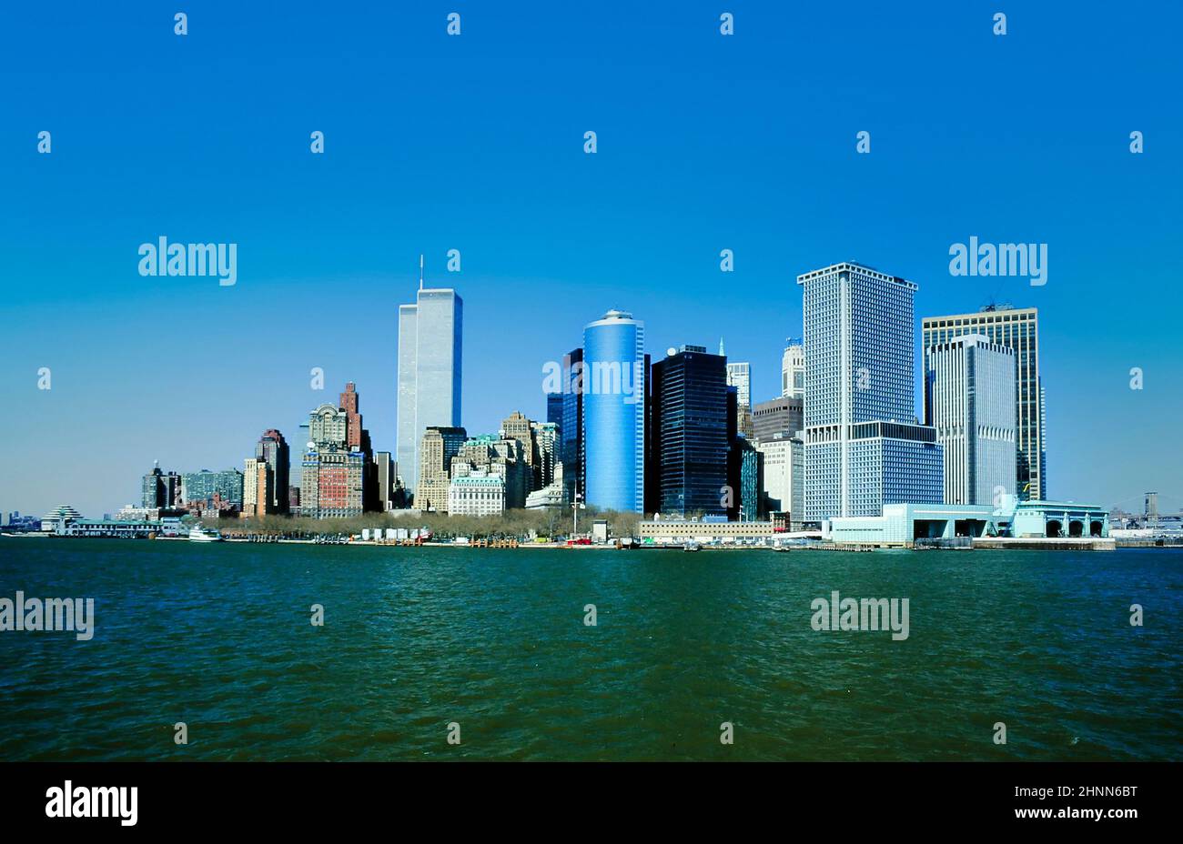 Blick auf Downtown Manhattan mit Skyline und World Trade Center unter klarem blauen Himmel Stockfoto