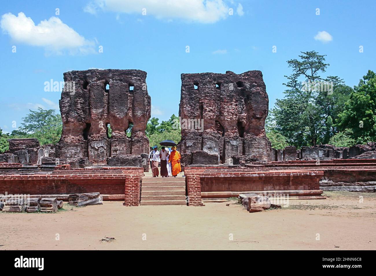 Die Menschen besuchen den berühmten Königstempel in Polonnaruwa Stockfoto