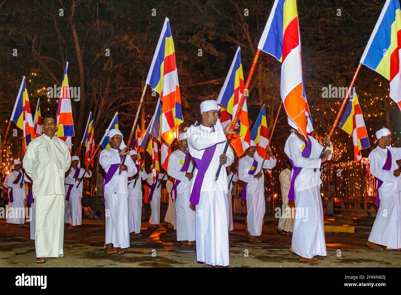 Menschen mit Flaggen aus allen Teilen Sri Lankas finden bei der nächtlichen Prozession der Pera Hera in Kandy, Sri Lanka, statt. Stockfoto