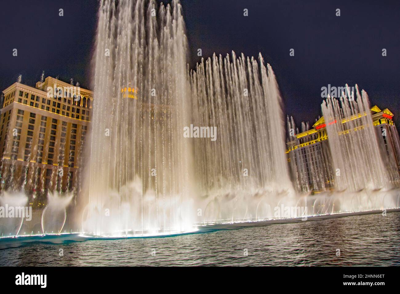 Las Vegas Bellagio Hotel Casino, mit seiner weltberühmten Brunnenshow, bei Nacht mit Springbrunnen in Las Vegas, Nevada Stockfoto