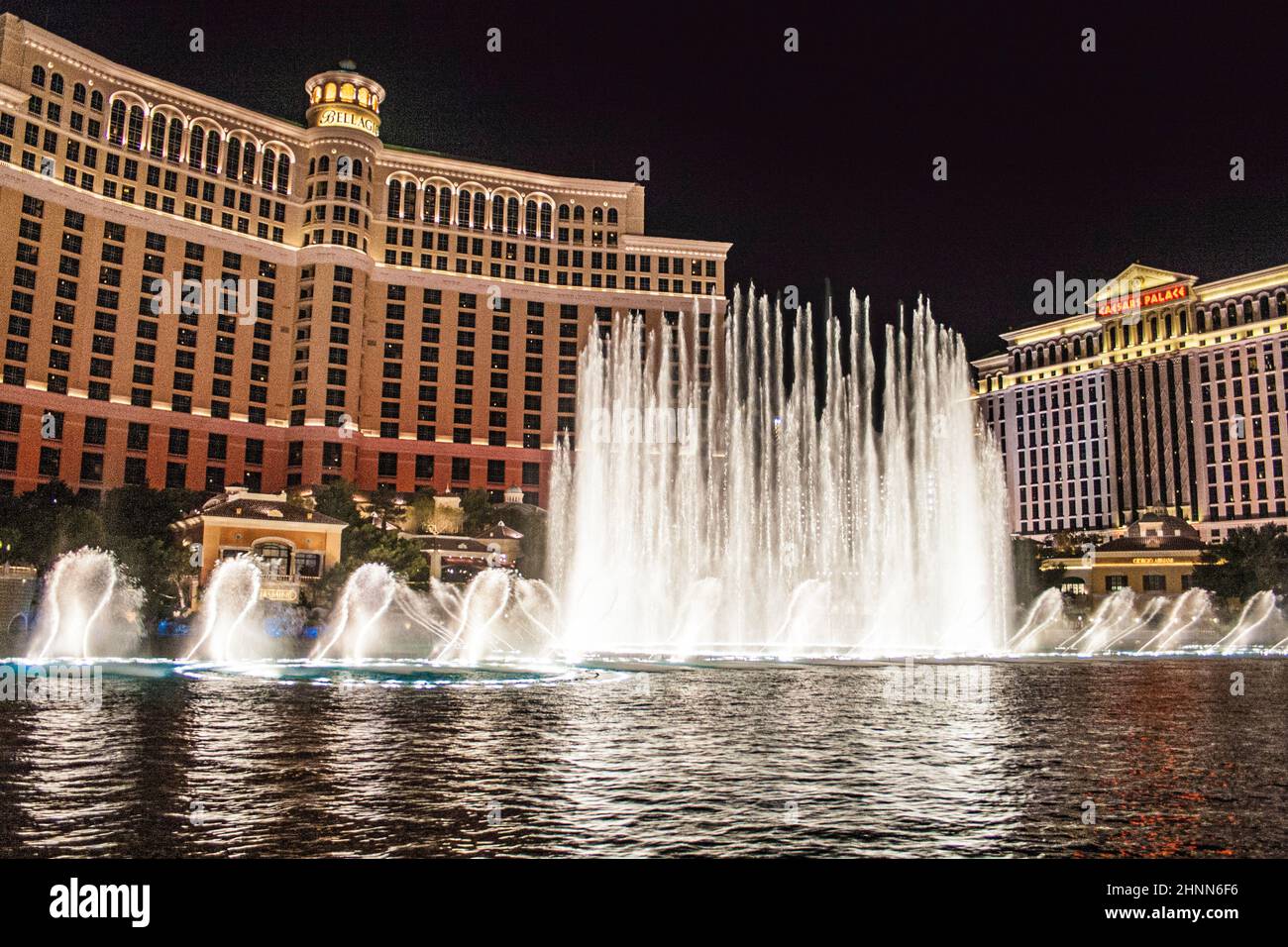 Las Vegas Bellagio Hotel Casino, mit seiner weltberühmten Brunnenshow, bei Nacht mit Springbrunnen in Las Vegas, Nevada Stockfoto