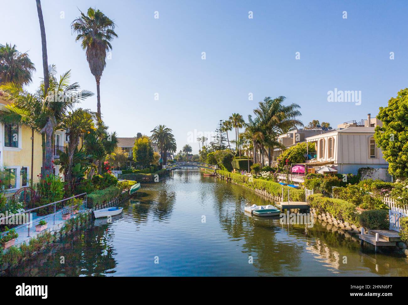 Alte Kanäle von Venedig, gebaut von Abt Kinney in Kalifornien, schöner Wohnbereich mit Booten und Wohnhäusern. Stockfoto