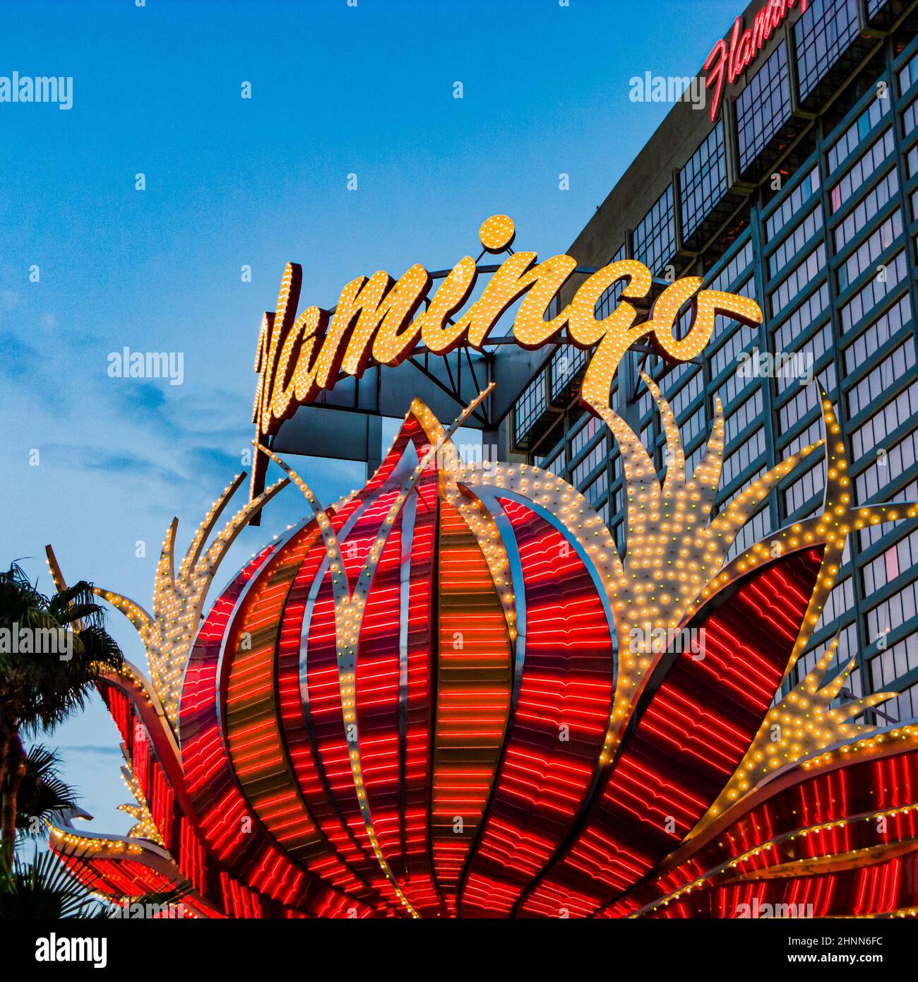 Flamingo Hotel und Spielplatz auf dem Las Vegas Strip am späten Nachmittag in Neonlicht in Las Vegas, USA Stockfoto