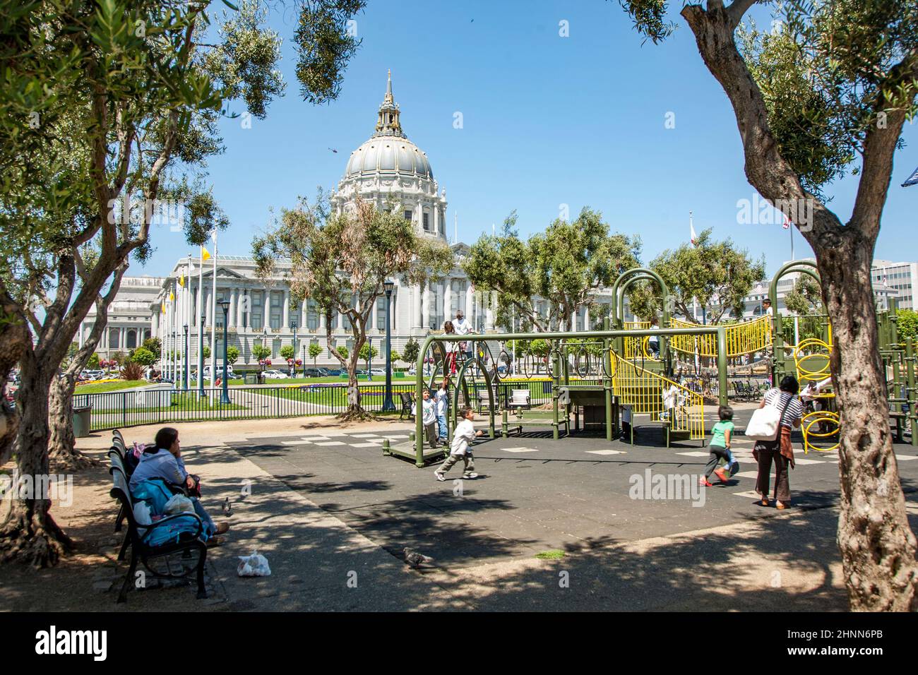 Die Menschen besuchen den Kinderspielplatz vor dem Rathaus in San Francisco. Erwachsene ohne Kinder dürfen den Bereich nicht betreten Stockfoto