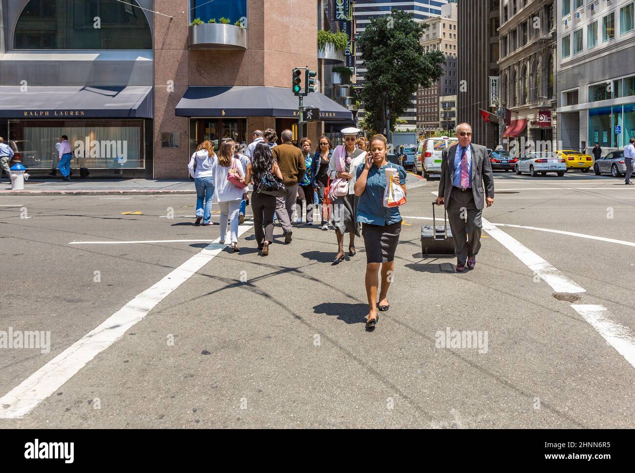 Die Menschen an einer Fußgängerüberführung gehen nach grünem Licht, um die Straße in San Francisco zu überqueren Stockfoto