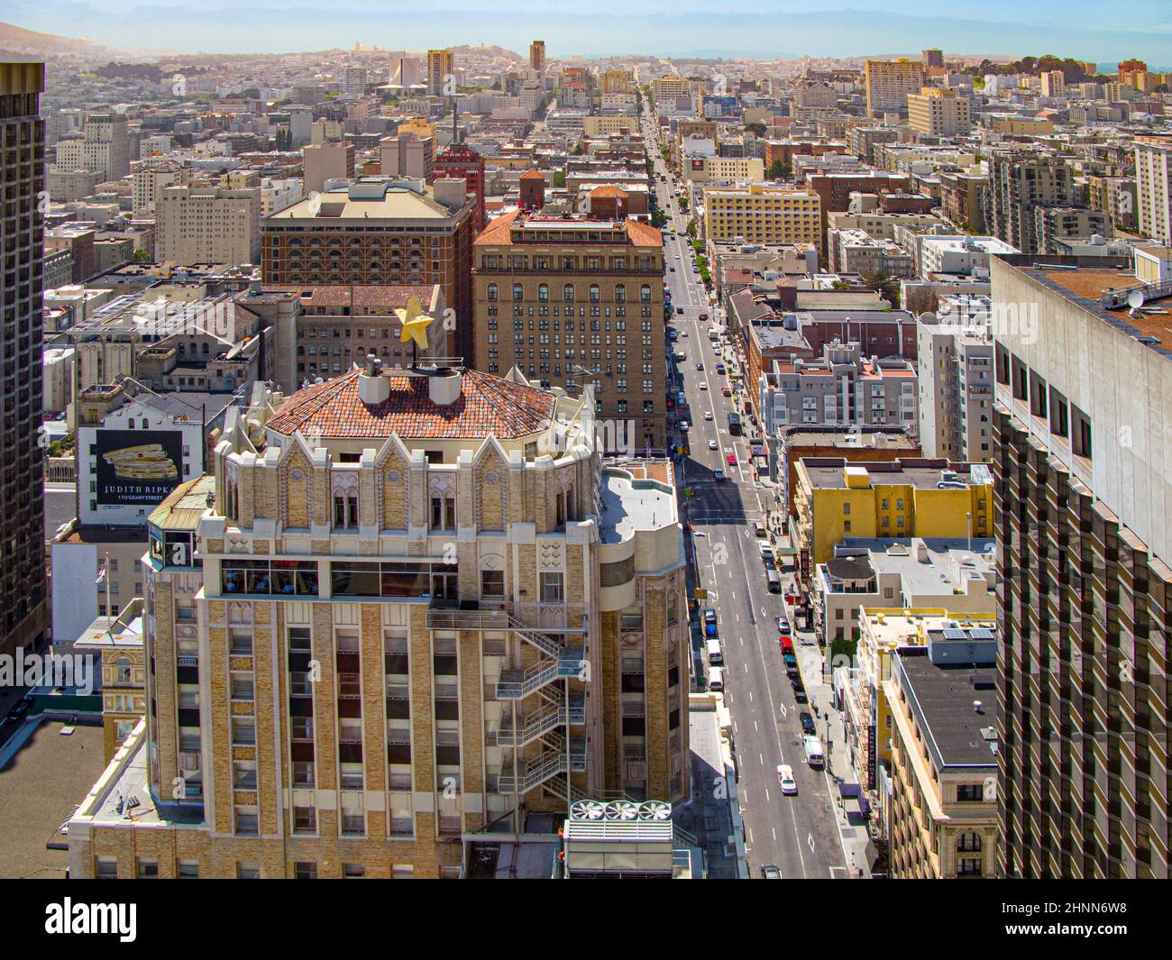 Blick vom Dach auf die Stadt San Francisco in San Francisco, USA. Die Stadt ist der Ort von über 410 Hochhäusern, von denen 44 höher als 400 Fuß stehen Stockfoto