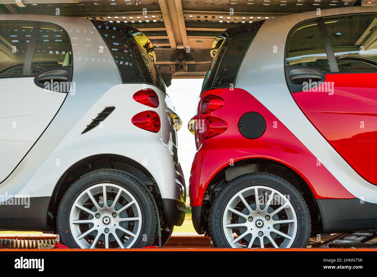 Zwei intelligente Autos auf einem Autotransportwagen auf der Autobahn Stockfoto