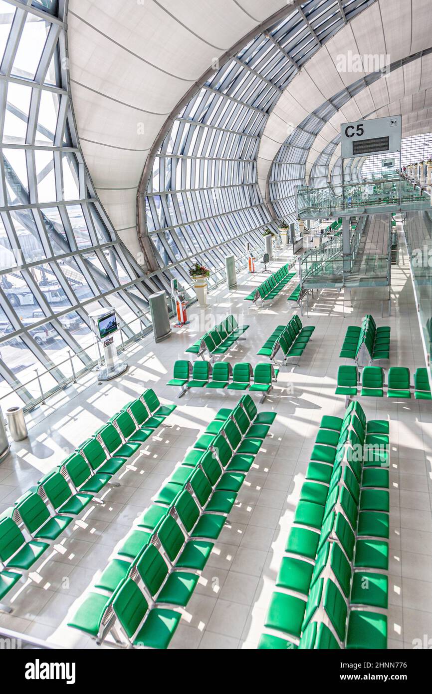 Abflugsteig und Halle in den neuen Flughafen Suvarnabhumi in Bangkok. Stockfoto