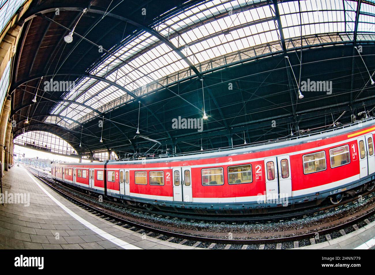 Klassizistischer Bahnhof in Wiesbaden mit Zügen Stockfoto