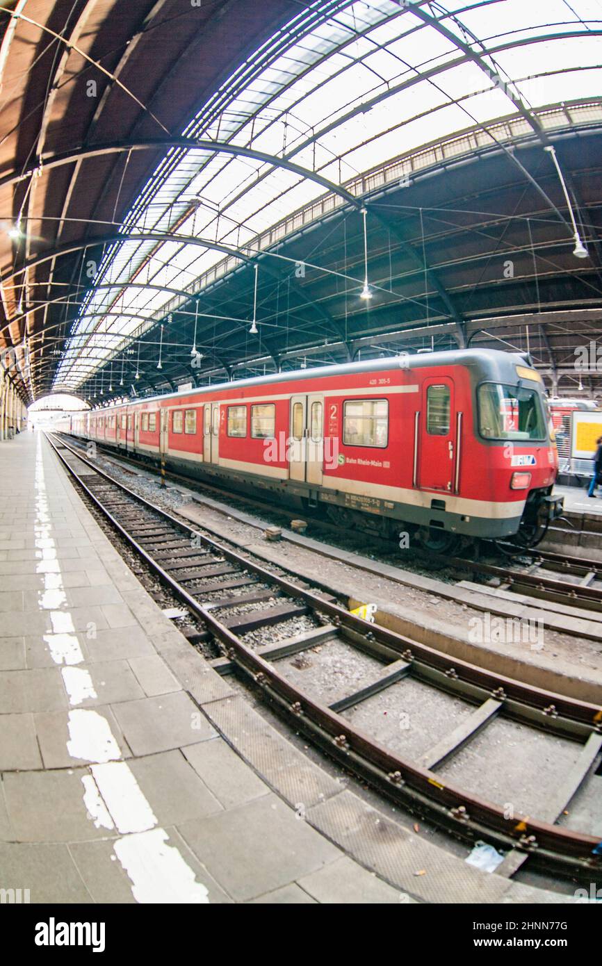 Klassizistischer Bahnhof in Wiesbaden mit Zügen Stockfoto