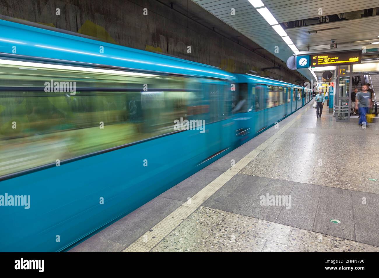 Blauer Zug, der in der Station ankommt Stockfoto