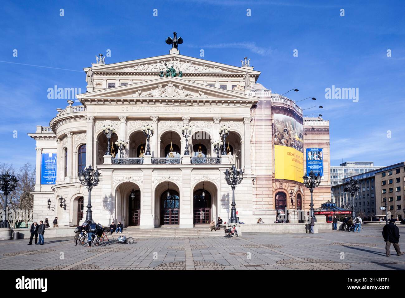 Menschen, die an einem sonnigen Tag am Opernplatz vor der alten Oper in Frankfurt spazieren gehen Stockfoto