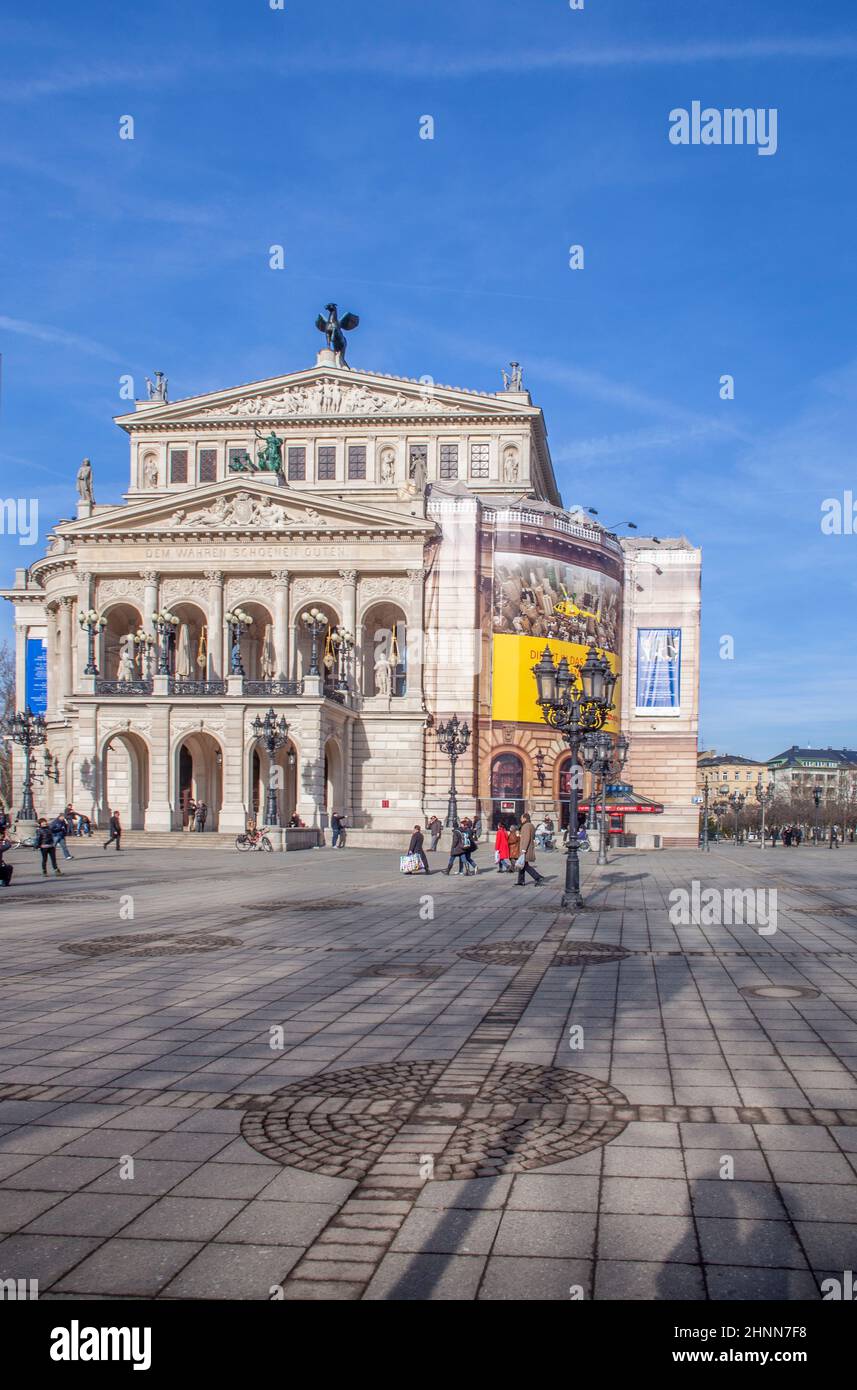 Menschen, die an einem sonnigen Tag am Opernplatz vor der alten Oper in Frankfurt spazieren gehen Stockfoto