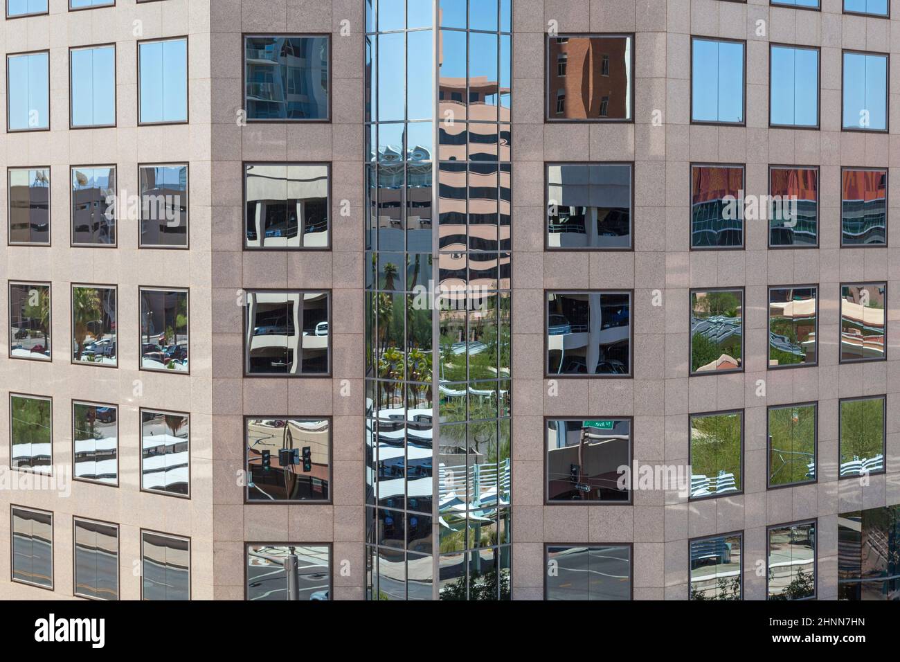 Blick auf den Wolkenkratzer in der Innenstadt von Phoenix, Arizona mit spiegelnden Fenstern Stockfoto