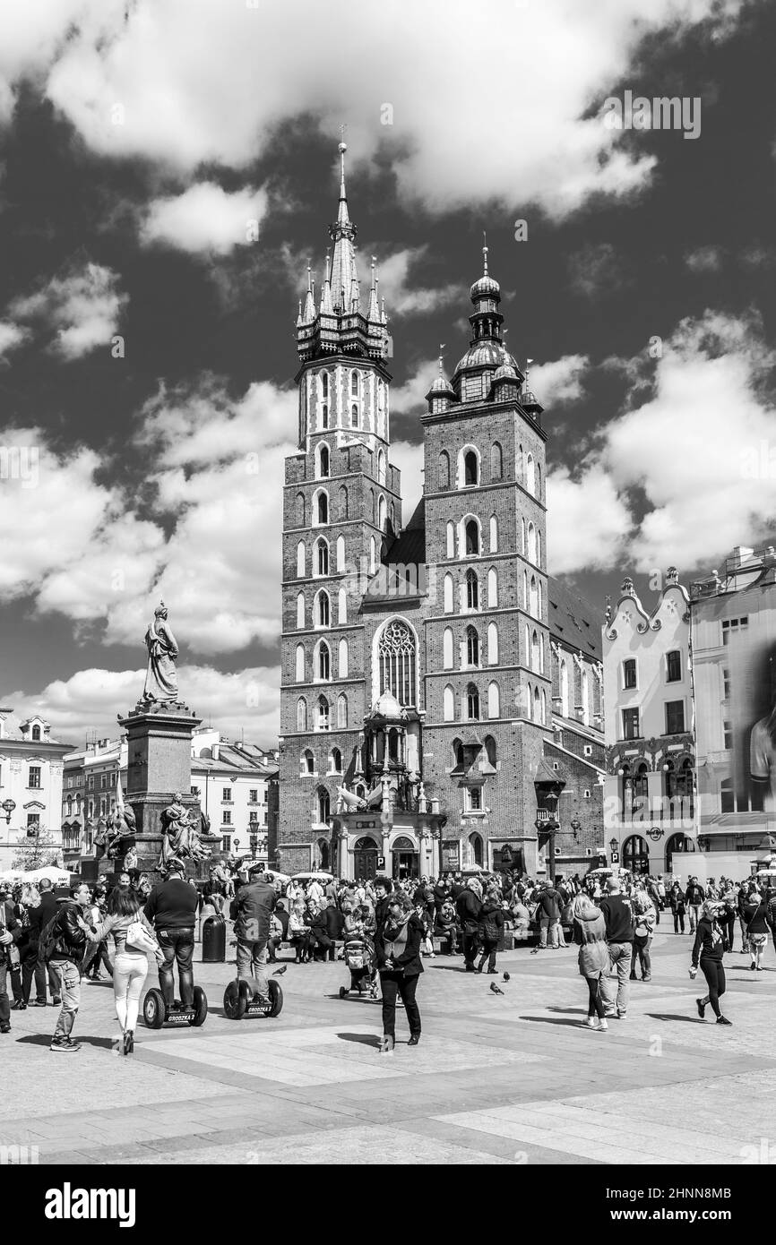 Touristen auf dem Marktplatz in Krakau Stockfoto