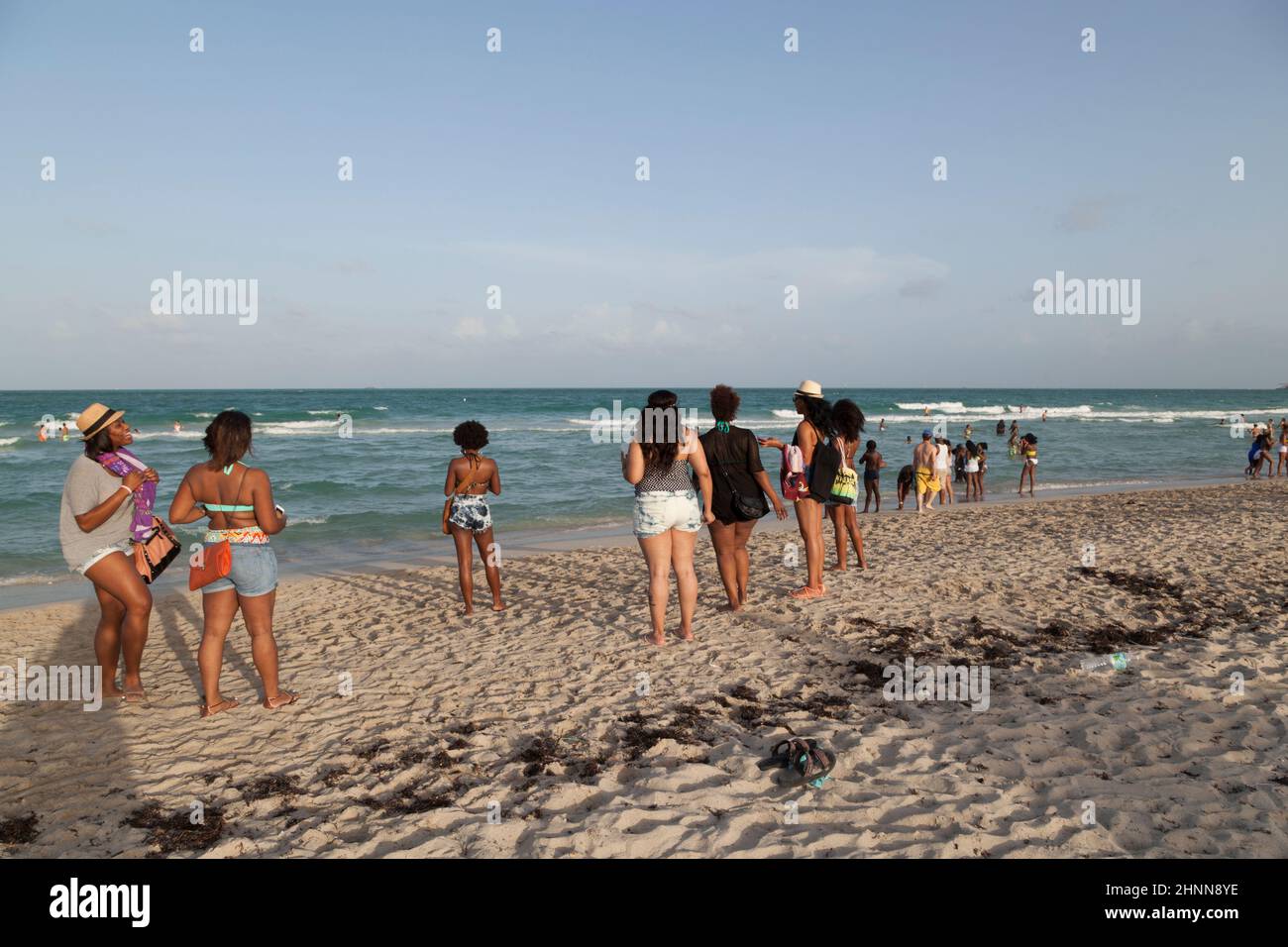 Die Menschen genießen den Sonnenuntergang am South Beach in Miami Beach Stockfoto