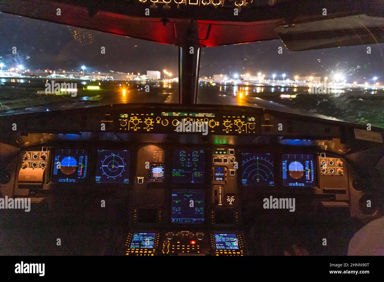 Cockpitansicht eines kommerziellen Düsenflugzeugs, das am Flughafen landet Stockfoto