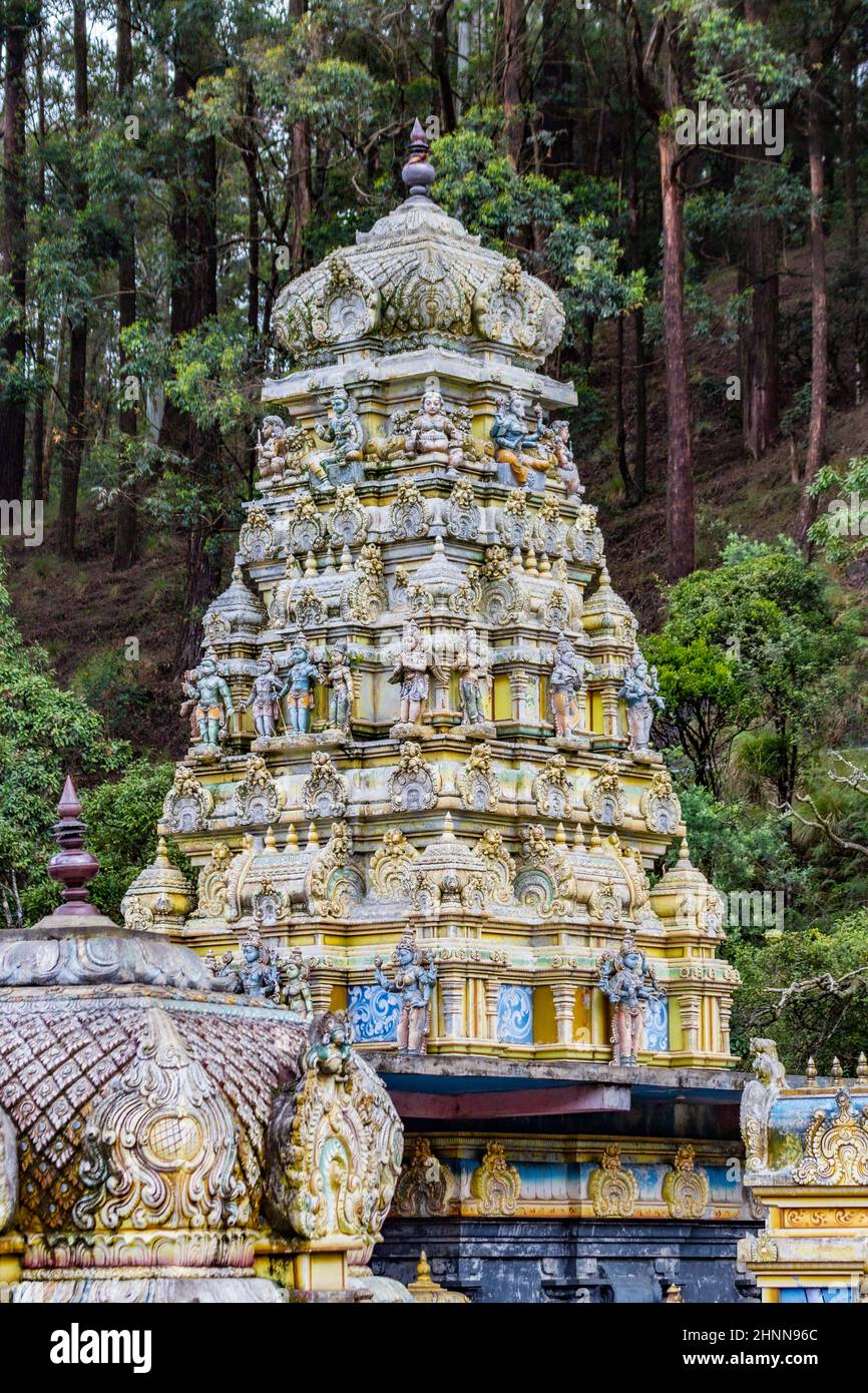 Der Rising Gopuram oder Pinnacle des Sita Hindu Temple unter dem Laub bei Sita Eliya unter den zentralen Hügeln von Nuwara Eliya Stockfoto