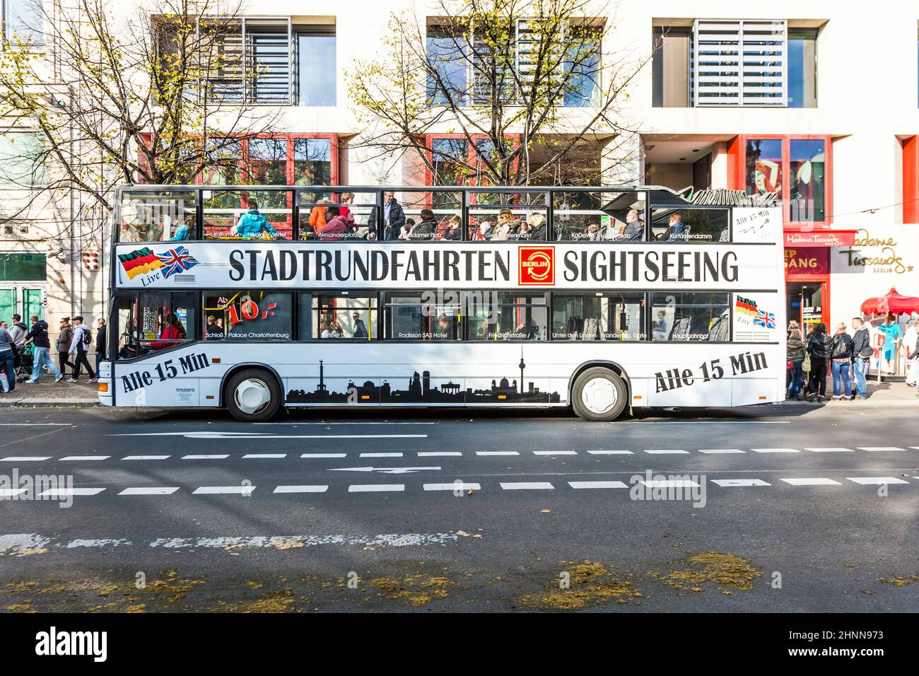 Touristen genießen die Straße unter den Linden bei einem Doppeldeckerbus in Berlin, Deutschland Stockfoto