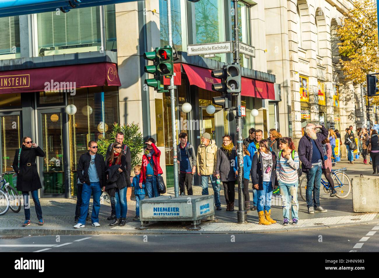 Berlin, Deutschland - 27. Oktober 2014: An der berühmten Straße unter den Linden in Berlin warten die Menschen an einer roten Ampel auf das GO-Schild. Stockfoto