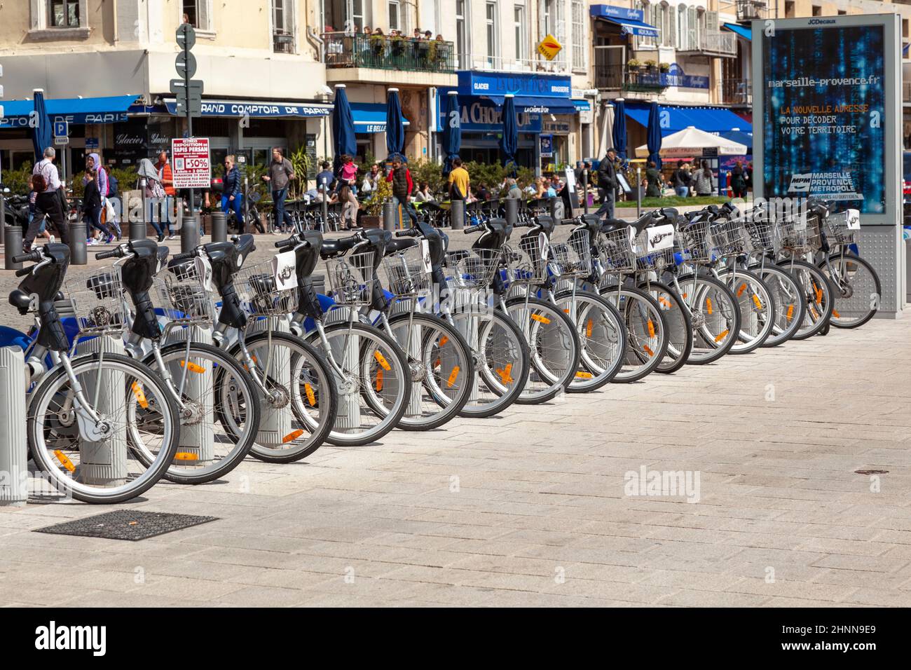 Marseille bietet für Touristen und Einheimische Fahrräder zum Mieten an, um die Stadt zu erkunden Stockfoto