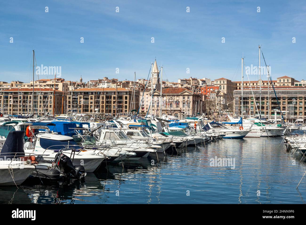 Blick auf den Hafen von Marseille mit Yachten Stockfoto