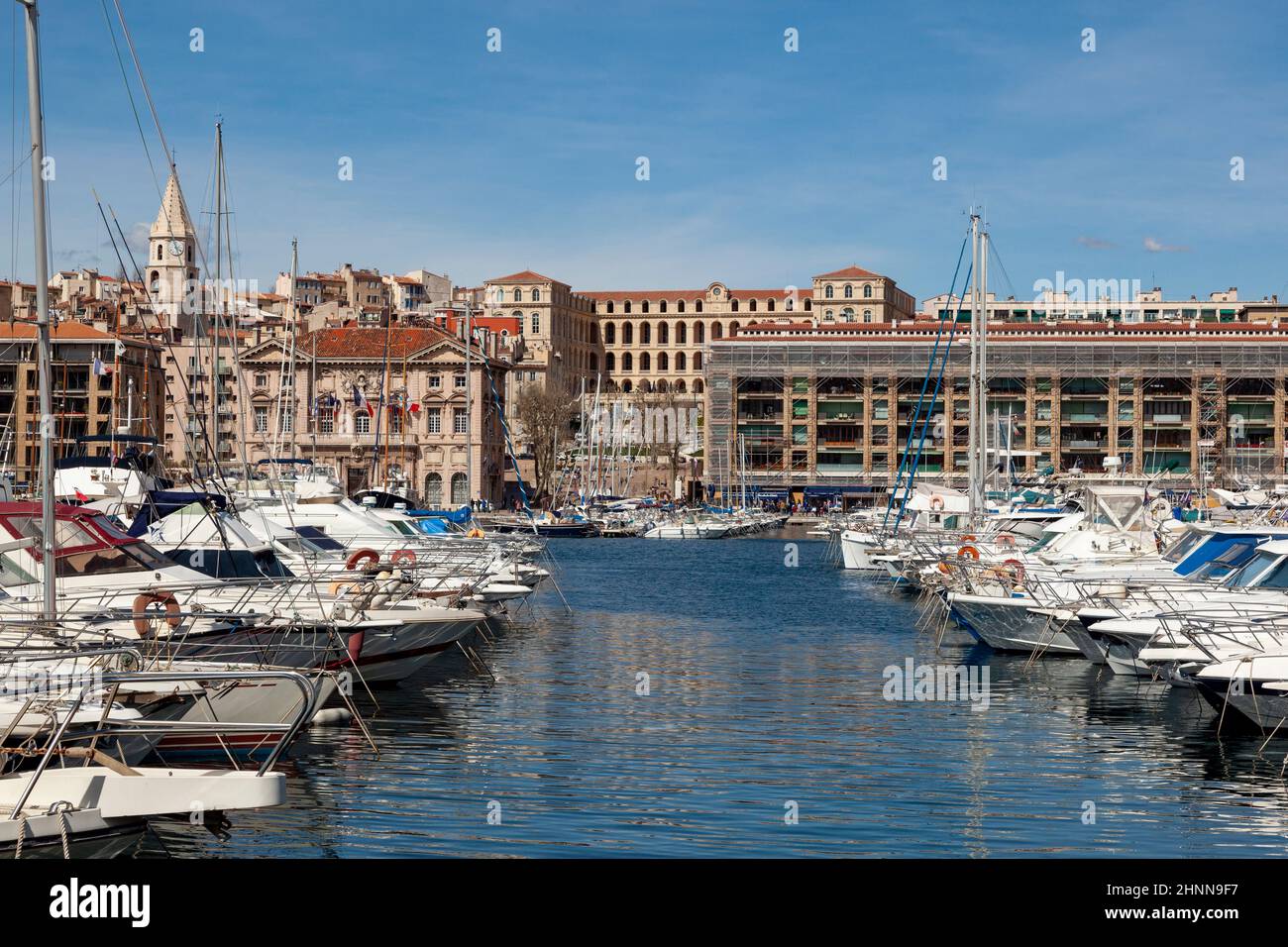 Blick auf den alten Hafen von Marseille mit Hafenblick und Yachten Stockfoto