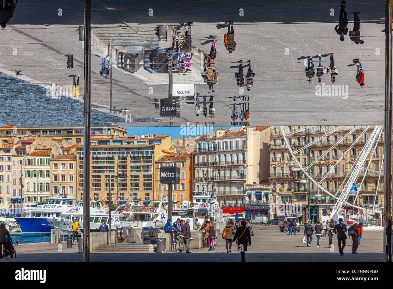 Die Menschen genießen Norman Fosters Pavillon mit verspiegelter Decke in Marseille Stockfoto