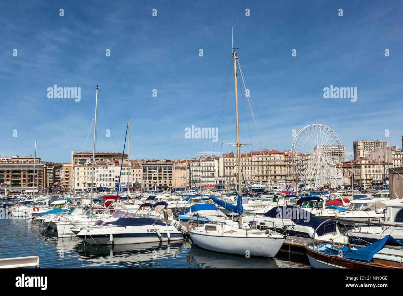 Blick auf die Altstadt von Marseille mit Hafenblick und Yachten Stockfoto