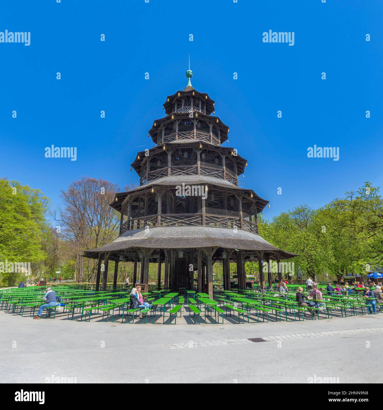 Die Menschen genießen den Biergarten in der Nähe des chinesischen Turms Stockfoto