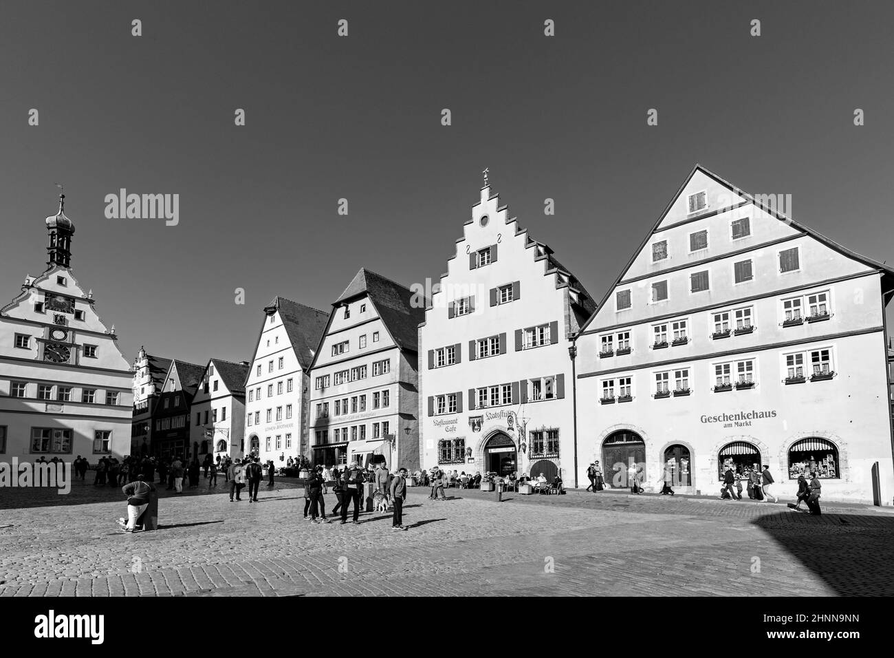 Menschen auf dem Marktplatz von Rothenburg ob der Tauber Stockfoto