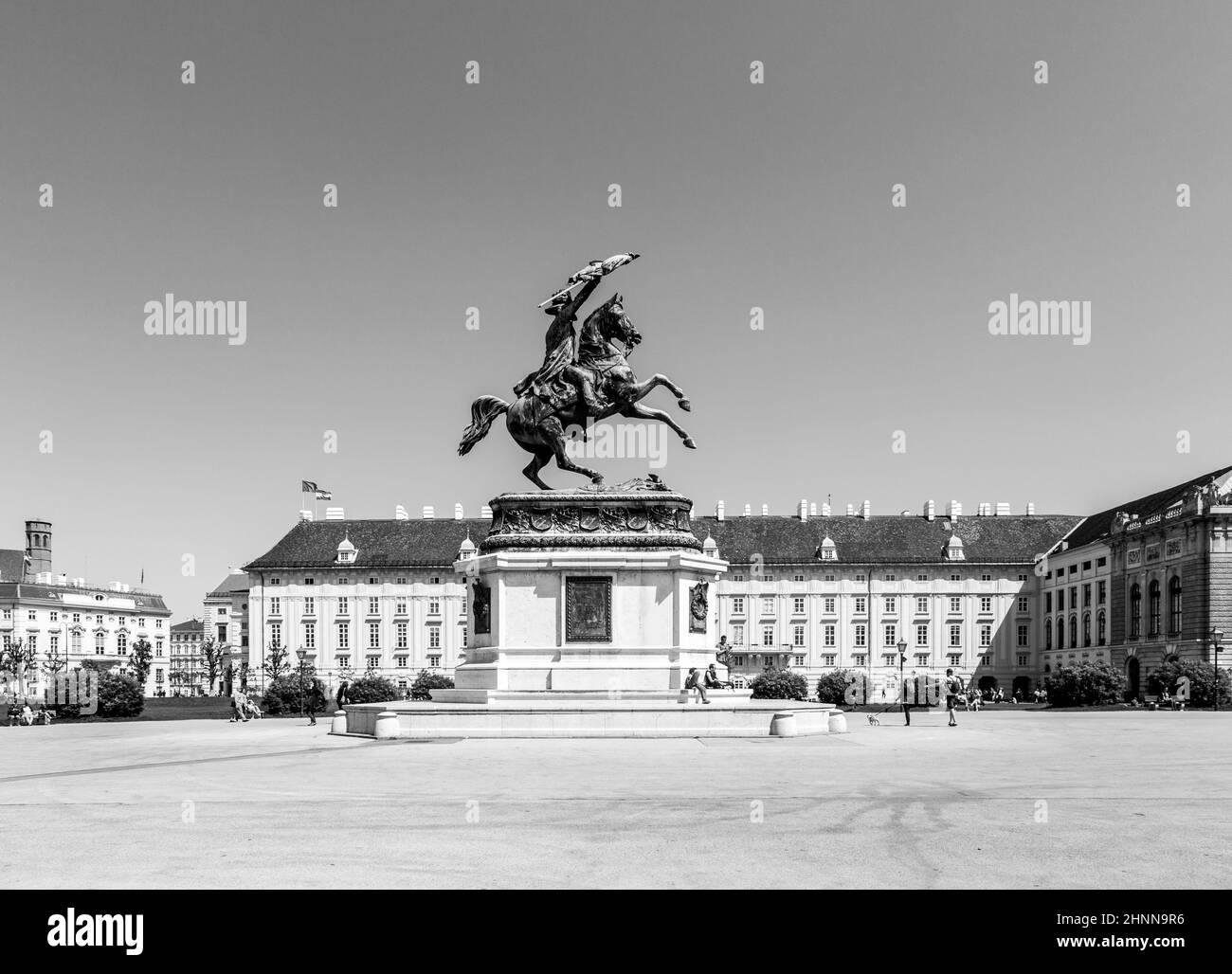Blick auf den Heldenplatz - öffentlicher Raum mit Reiterstatue von Erzherzog Karl von Österreich Stockfoto