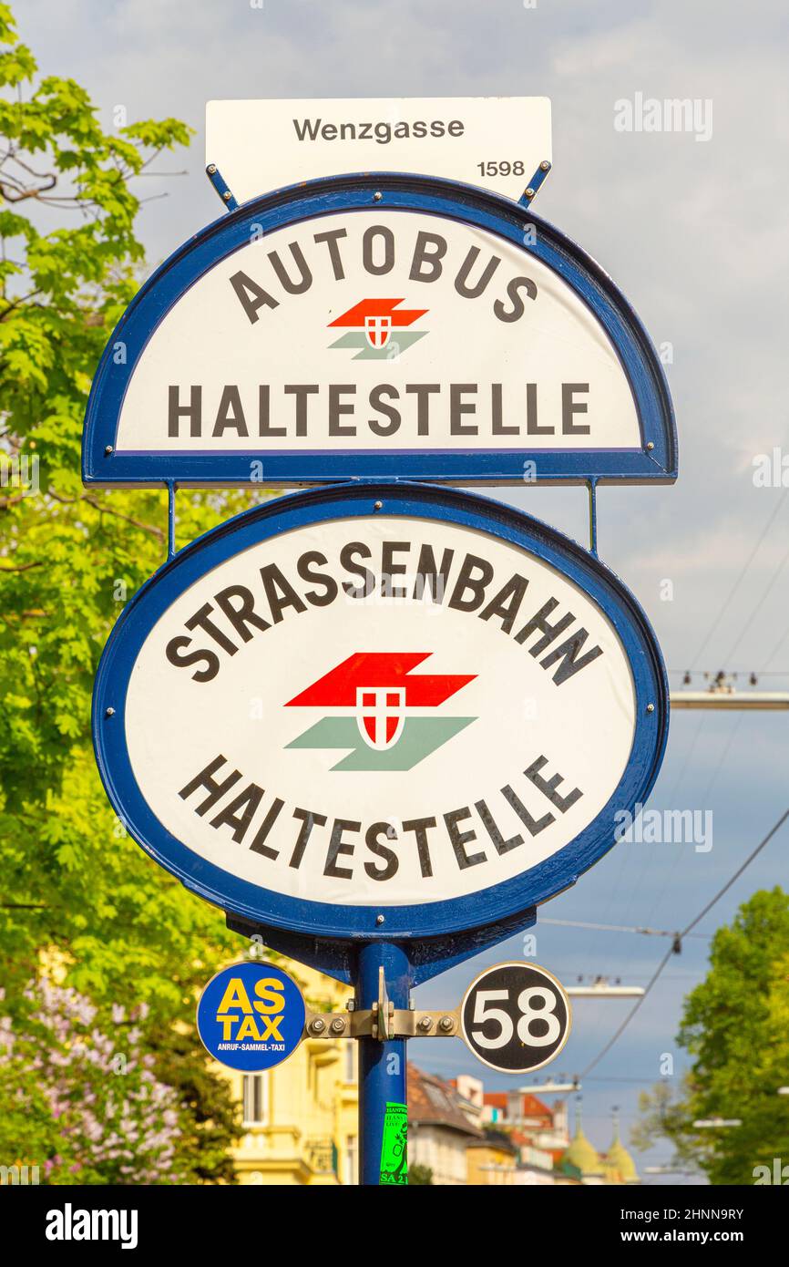Logo der Wiener Linien auf einer Straßenbahnhaltestelle (Strassenbahn-Haltestelle) am Karlsplatz in Wien. Die Wiener Linien ist die öffentliche Verkehrsbehörde in Wien Stockfoto