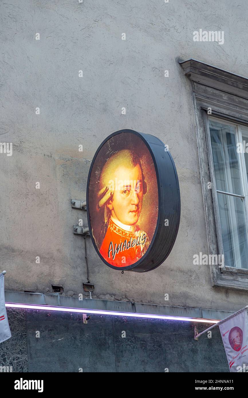 Werbung für Neonlicht mit Amadeus Mozart in Wien zu Ehren des berühmtesten Musikers Wiens. Stockfoto