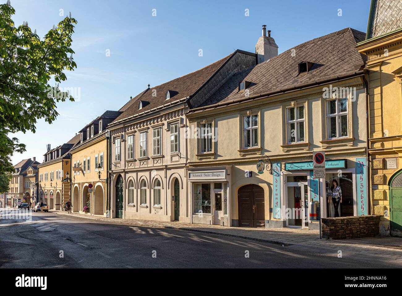 Blick auf das kleine alte Dorf Grinzing in Wien, ein Ort für guten lokalen Wein Stockfoto