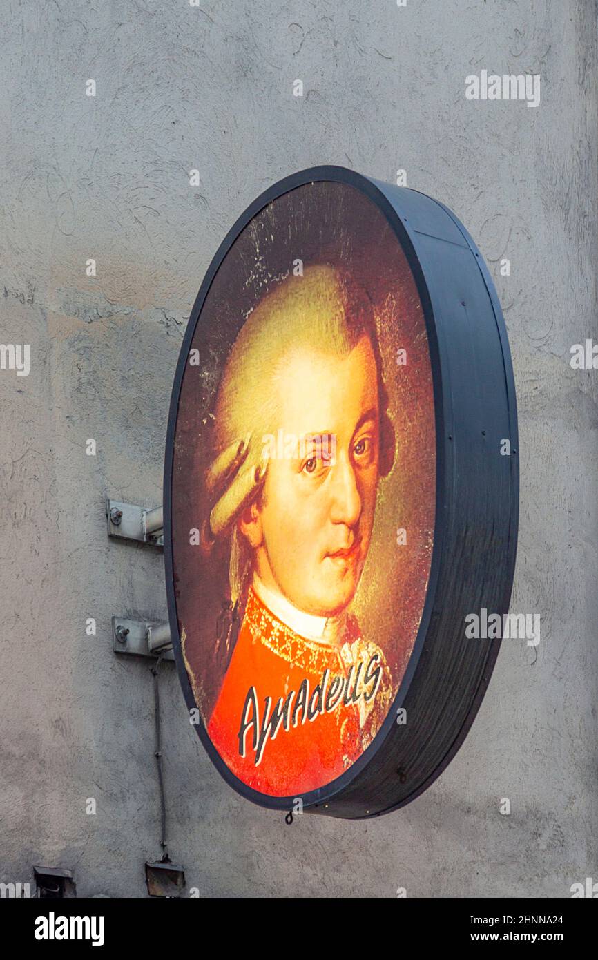 Werbung für Neonlicht mit Amadeus Mozart in Wien zu Ehren des berühmtesten Musikers Wiens. Stockfoto