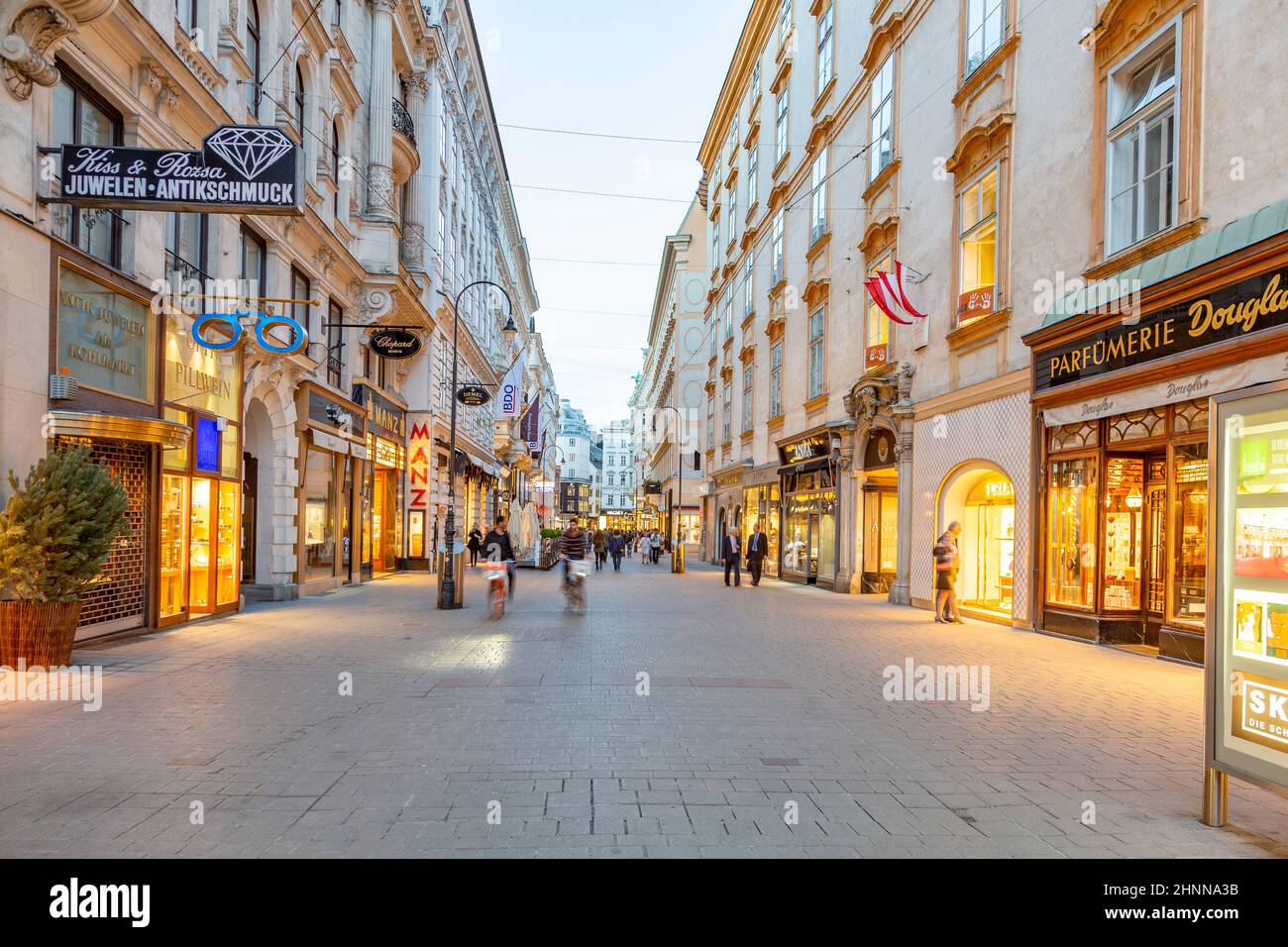 Nachts besuchen Menschen den Graben in Wien. Die Grabenstraße gehört zu den bekanntesten Straßen in Wien, der Hauptstadt Österreichs Stockfoto