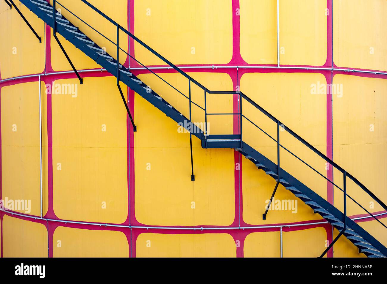 Detail des Silos in der Müllverarbeitungsanlage in Wien, Österreich, entworfen von Friedensreich Hundertwasser Stockfoto