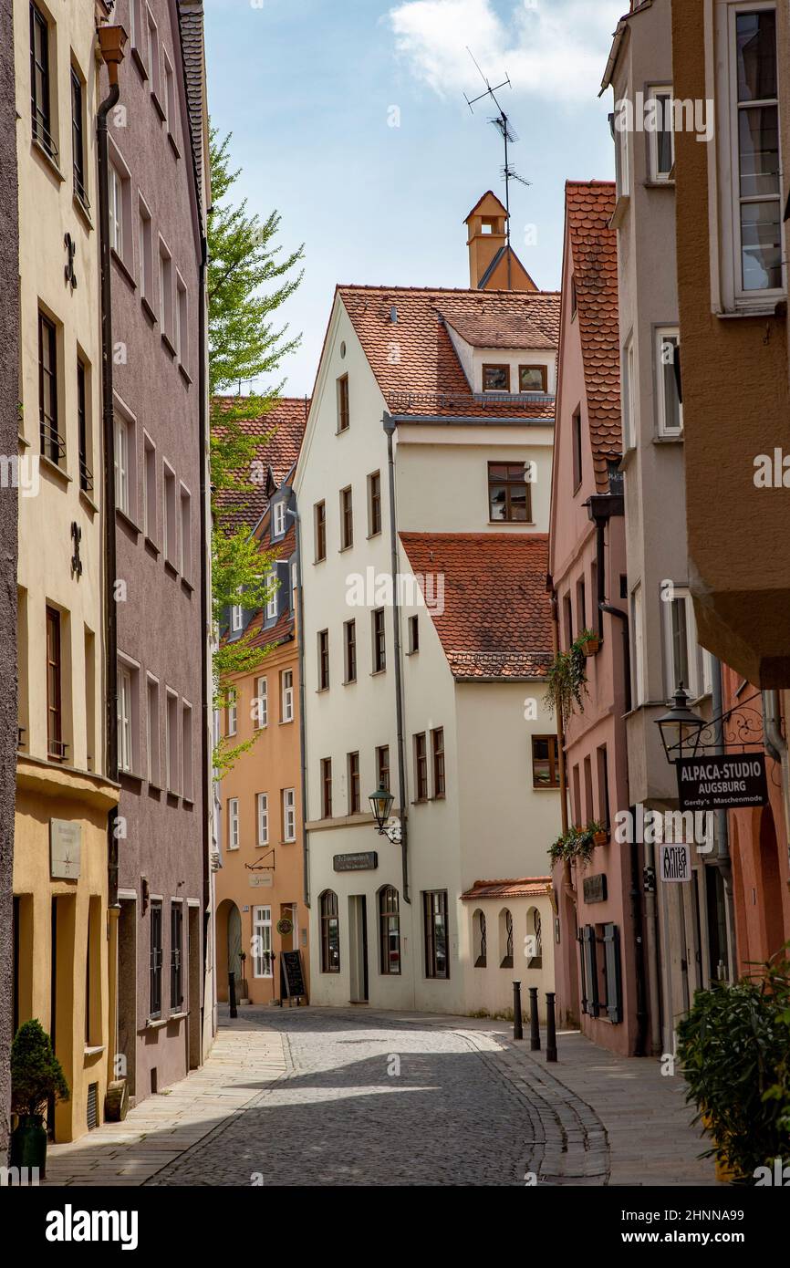 Kleine Straße Pfladergasse der Altstadt in Augsburg mit historischen Häusern und gepflasterten mit Kopfsteinpflaster, Deutschland Stockfoto