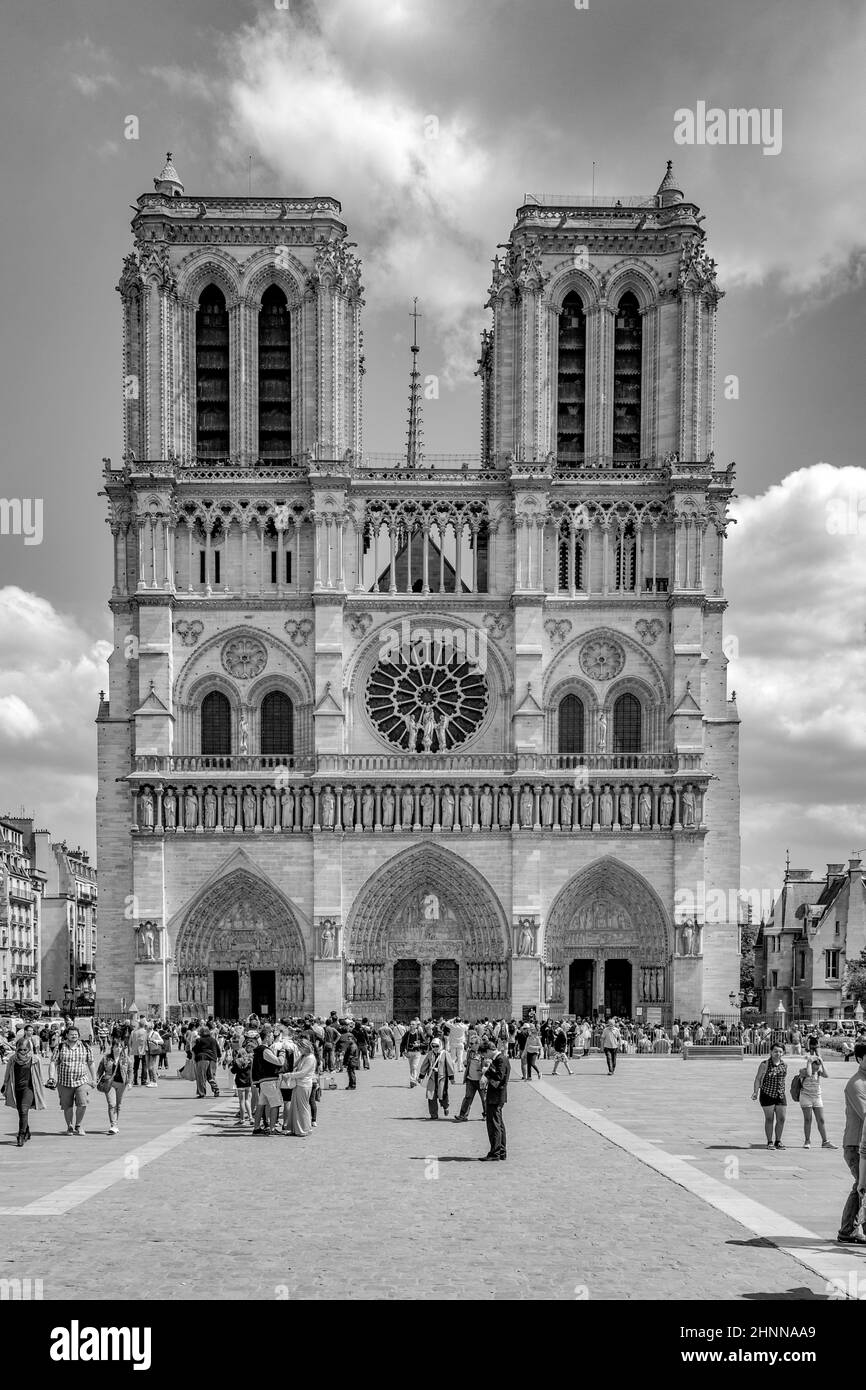 An einem sonnigen Sommertag besuchen die Menschen die Kathedrale notre dame in Paris Stockfoto