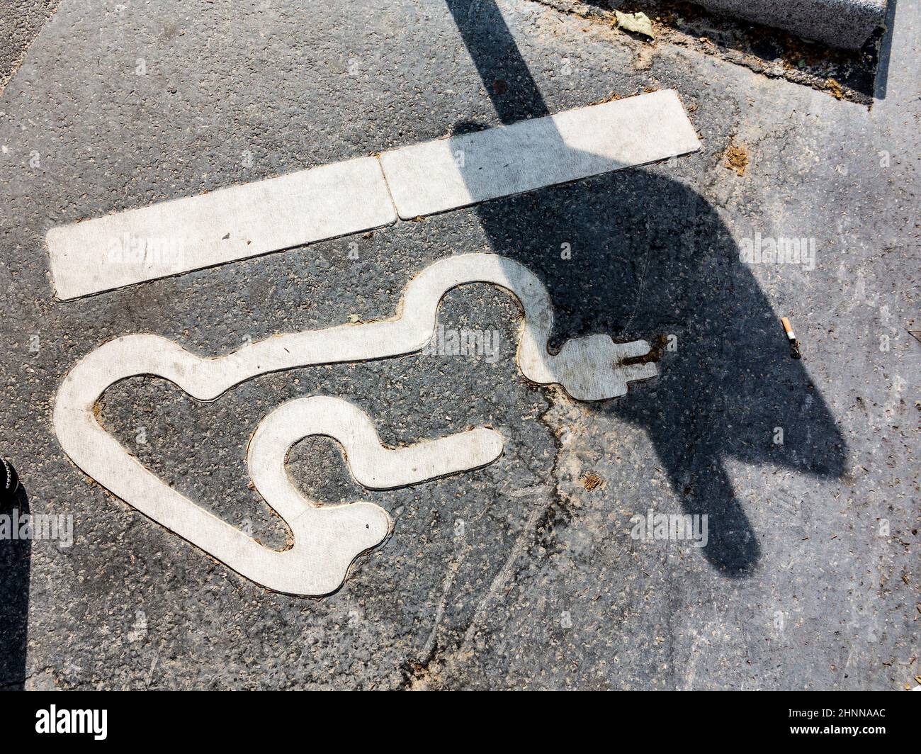 Symbol für Kfz-Ladestation in Paris, gekennzeichnet an der Fußgängerzone Stockfoto