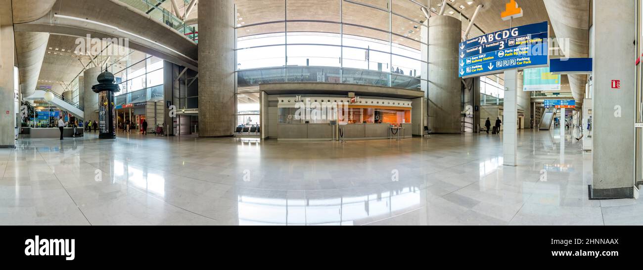 Touristen kommen und fahren am Flughafen Charles de Gaulle in Paris ab Stockfoto