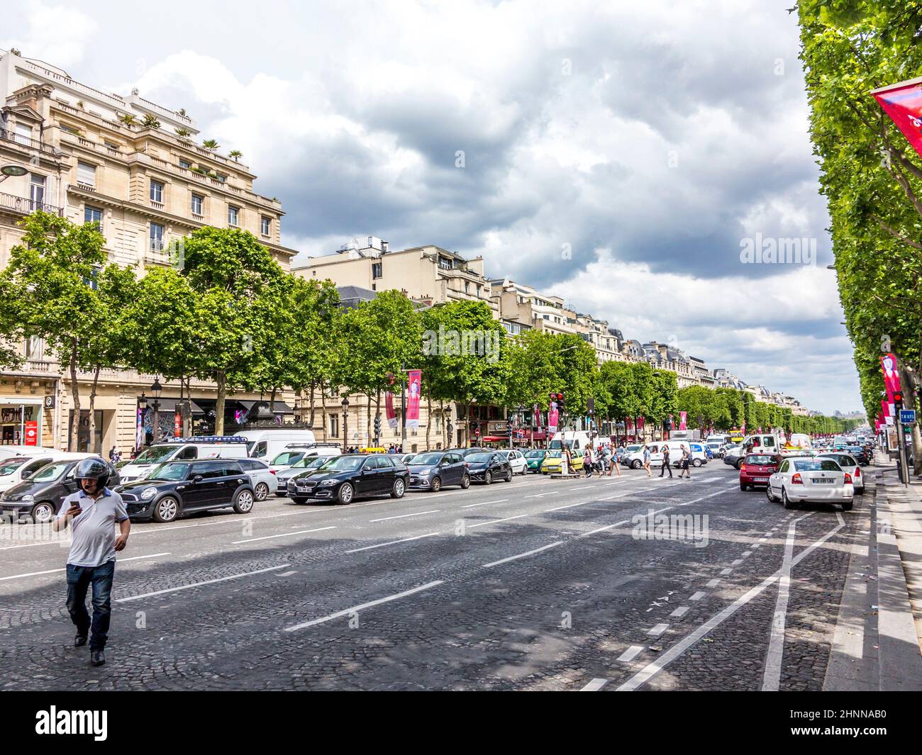 Menschen, die die berühmte Straße von Paris, die Champs d´elysees im Herzen von Paris, zu Fuß erkunden und besuchen Stockfoto