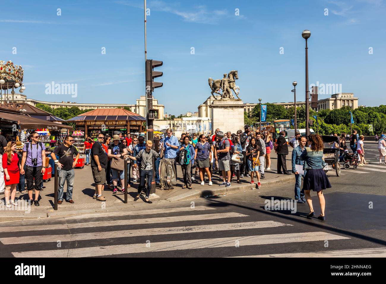Die Menschen besuchen die Wahrzeichen von Paris und warten darauf, dass grünes Licht die Straße überquert Stockfoto