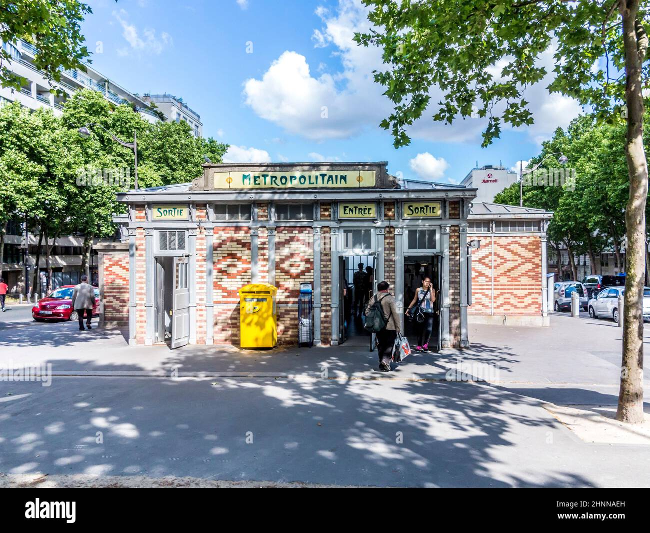 Menschen am Eingang der U-Bahn-Station mit typischer Architektur im Jugendstil Stockfoto