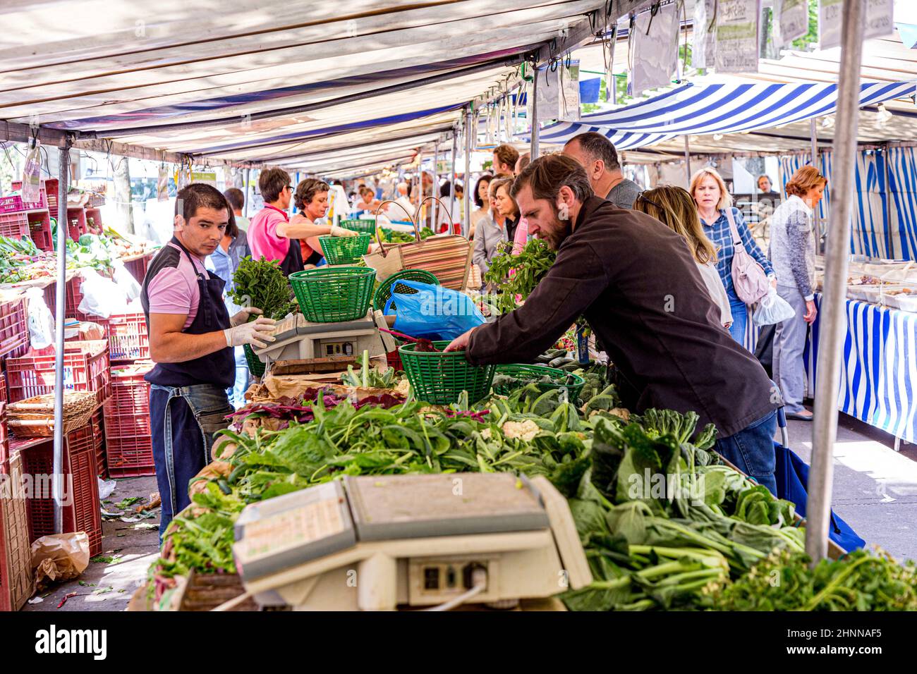 Die Menschen besuchen den Bauernmarkt in Chaillot, Paris Stockfoto