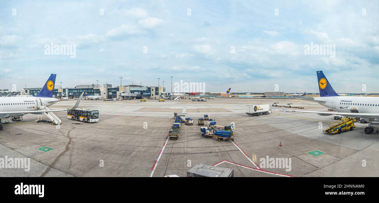 Flugzeuge am Flughafen in Frankfurt, Deutschland. Im Jahr 2012 hat Frankfurt 57,5 Millionen Passagiere abgefertigt. Stockfoto